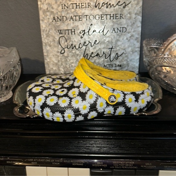 2 Pairs of crocs - Crocs Classic Tie Dye Lined and Yellow Daisy Croc Lined - Picture 9 of 14